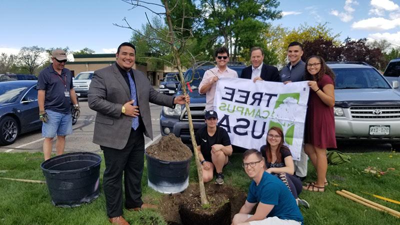 CMU President Tim Foster alongside ASG students and volunteers